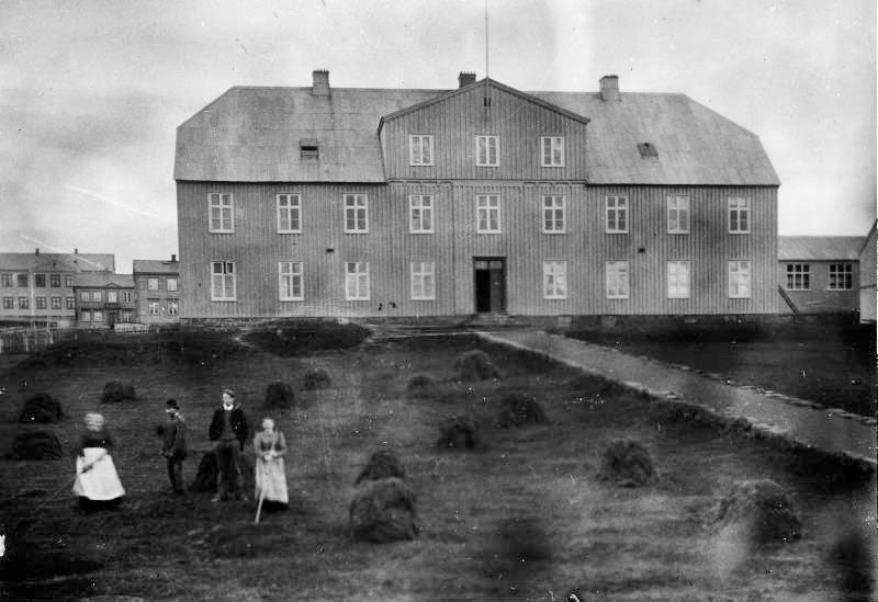 1900-1910, Fólk við heyskap á túni við Menntaskólinn í Reykjavík 