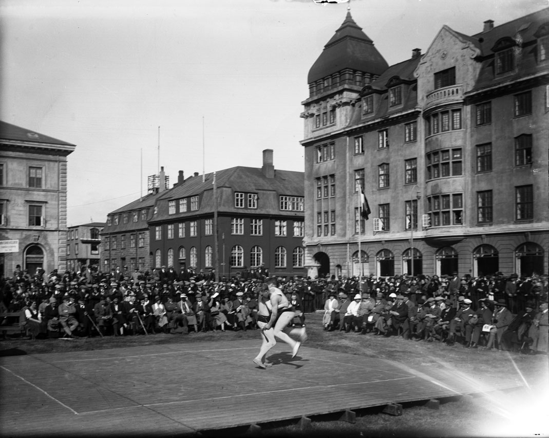 Í árdaga túrisma. Íslendingar sýna þýskum ferðamönnum glímu á Austurvelli sumarið 1925. Ljósm. Magnús Ólafsson.